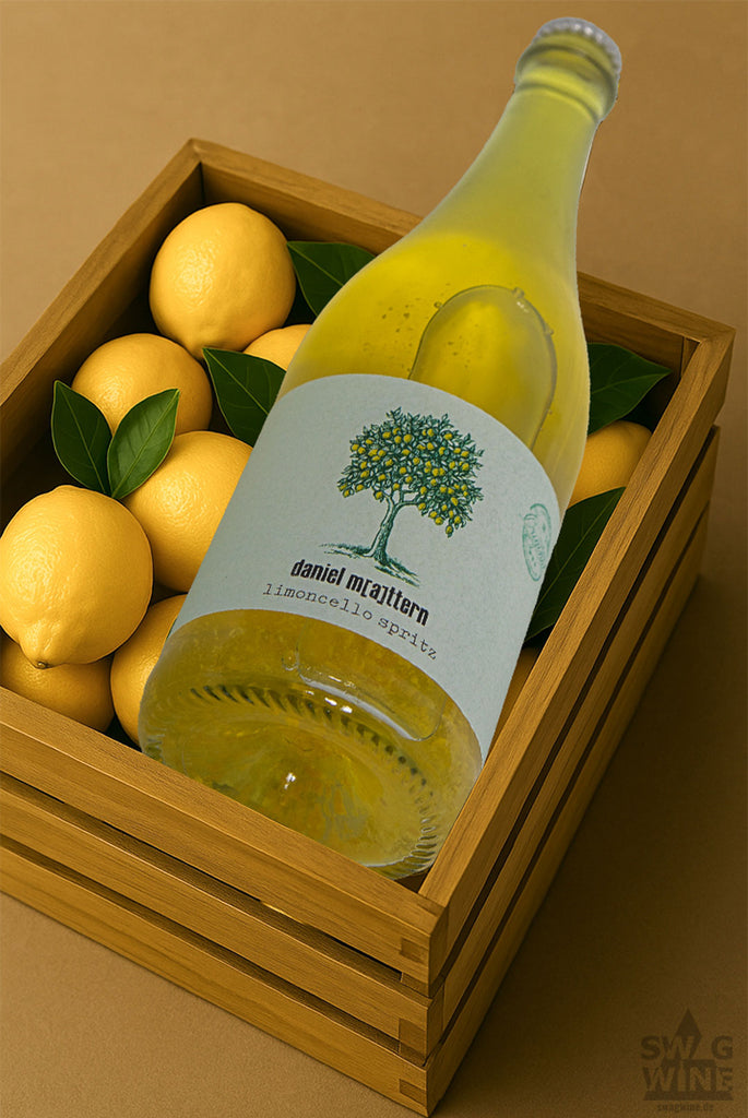 Limoncello Spritz aus frischen Zitronen von Daniel Mattern - Flasche in einer Holzkiste mit Zitronen
