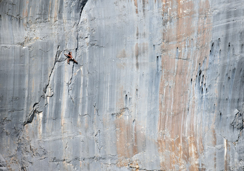 Alexander Huber in der ersten Seillänge (7+) der Route „Locker vom Hocker“ an der Schüsselkarspitze im Wetterstein – Motiv des Free Solo-Etiketts