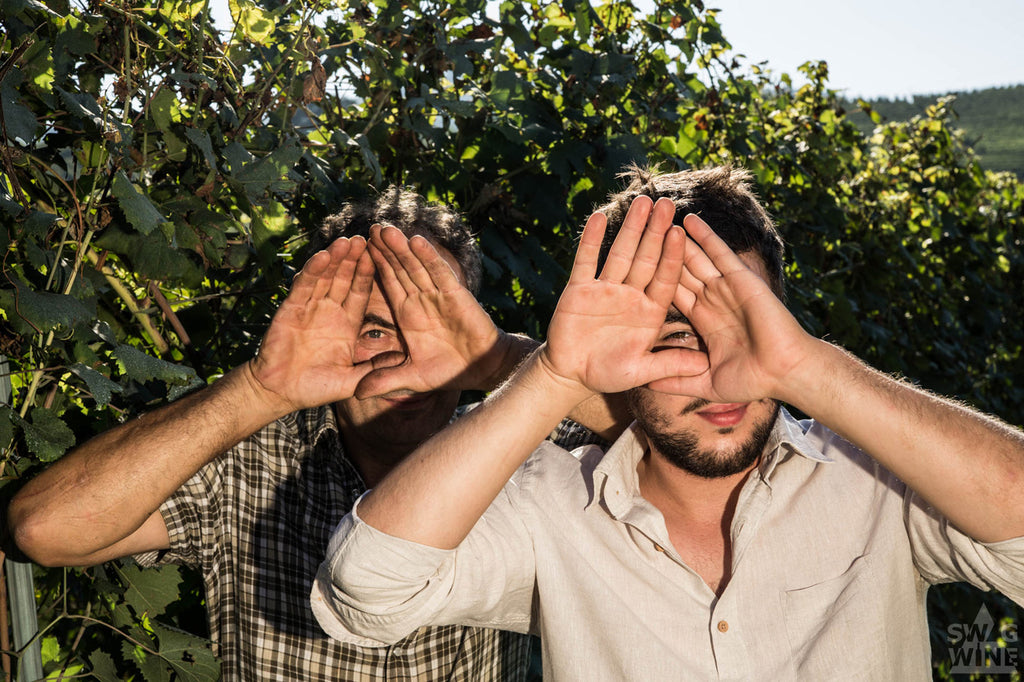 Lorenzo und Giuseppe Grasso zeigen das Swagwine Zeichen - Das Auge trinkt mit 