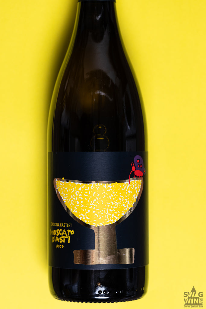 Moscato d'Asti von der Cascina Castlet im Piemont - Flasche mit gemaltem Schmetterling, der aus Sektschale trinkt vor gelbem Hintergrund