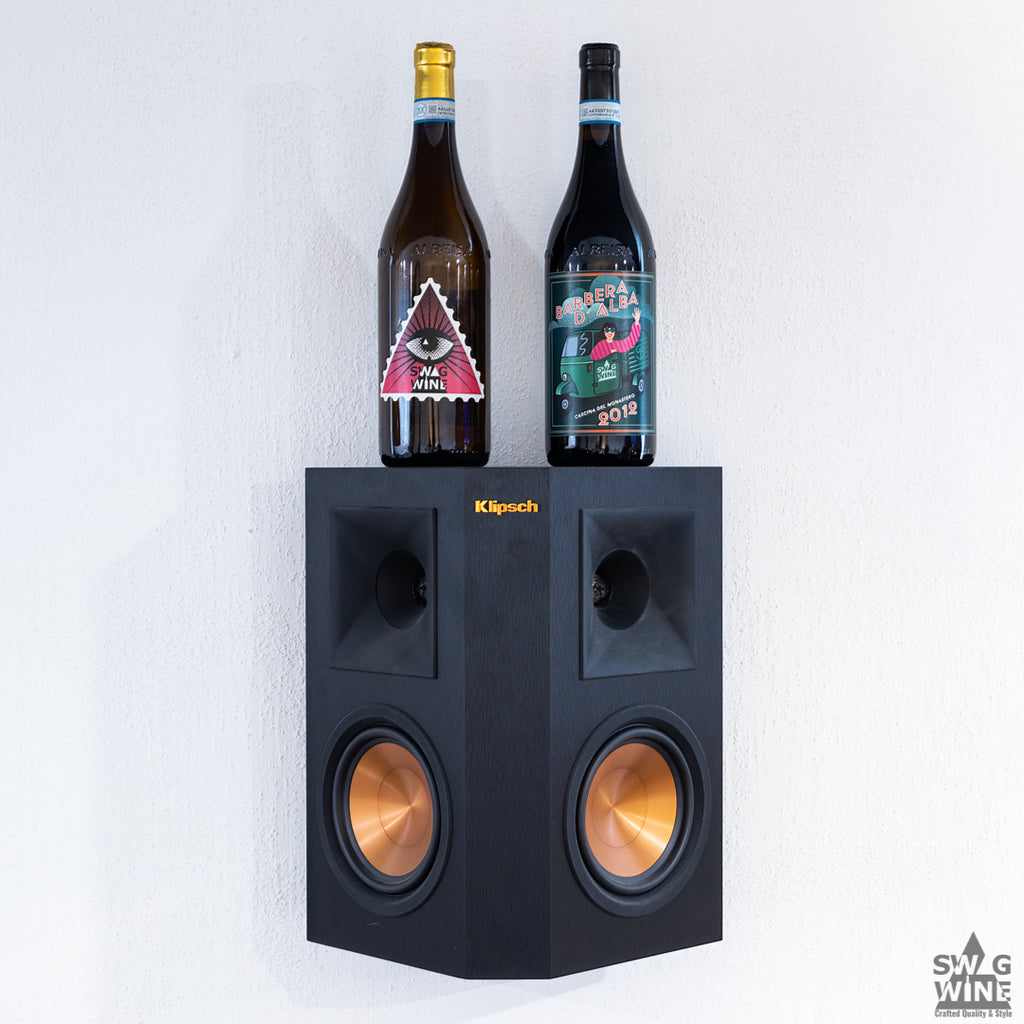 Je eine Flasche Nebbiolo und Barbera d'Alba auf einem Klipsch Wandlautsprecher