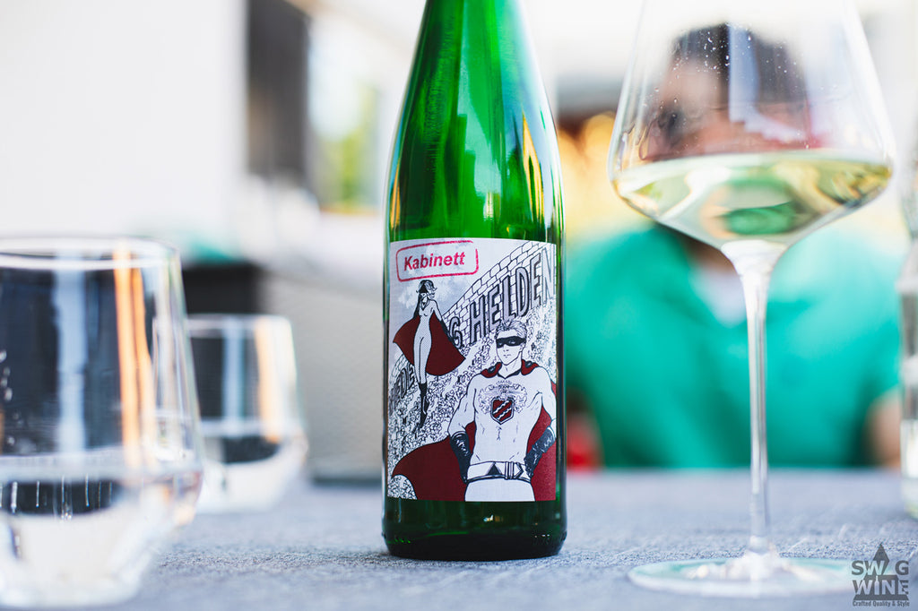 Niederberg Helden Riesling Kabinett feinfruchtig von Schloss Lieser - Mosel Flasche mit Weinglas