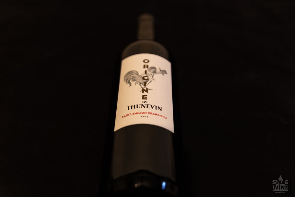 Origine Saint Emilion Grand Cru von Thunevin Chateau Valandraud Bordeaux liegende Flasche mit Hahn mit Zylinder und Stock 