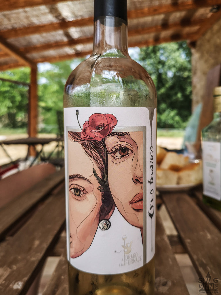 Oro Bianco Weißwein aus Vermentino und Viognier von Il Drago e la Fornace aus der Toskana bei Swagwine - Flasche mit zwei halben Frauengesichtern und einer Mohnblume