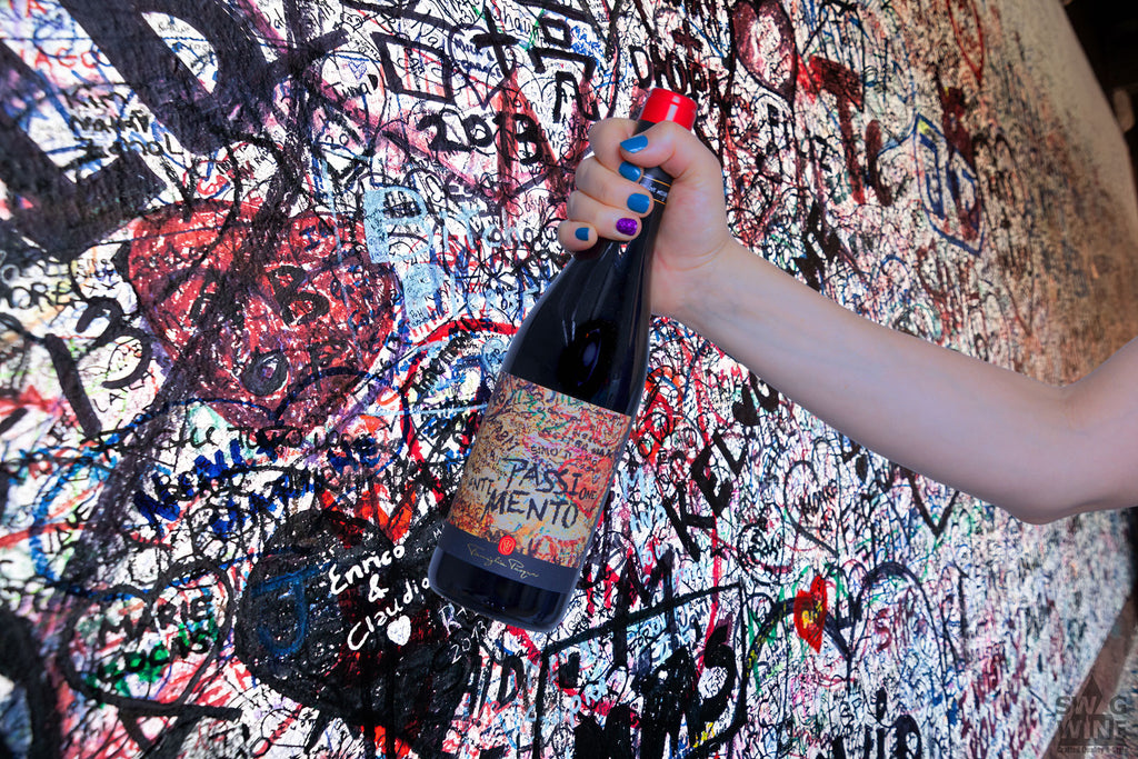 Passione Sentimento Rotwein von Pasqua in Frauenhand vor Romeo und Julia Graffiti Wand in Verone