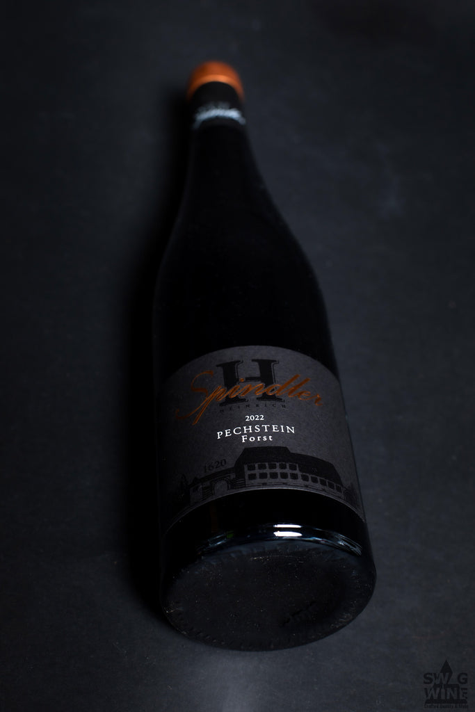 Pechstein Riesling von Weingut Spindler  aus Forst - Pfalz - liegende Flasche auf schwarzem Hintergrund