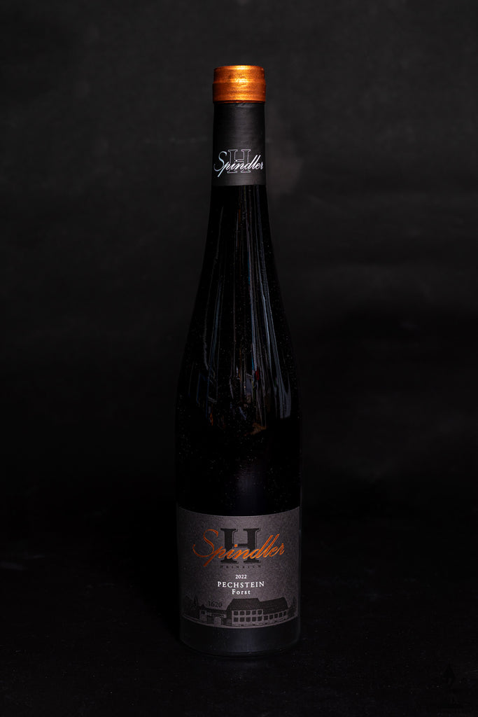 Riesling Pechstein von Weingut Heinrich Spindler - Pfalz - stehende Flasche in schwarz mit bronzefarbener Kapsel