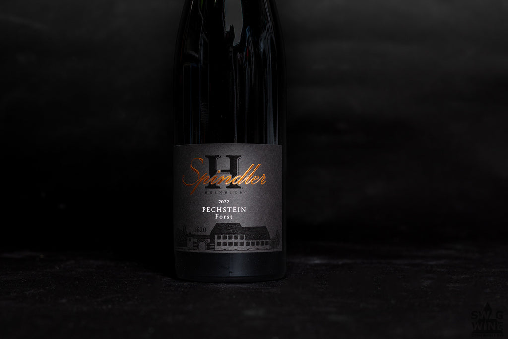 Riesling Pechstein von Weingut Spindler  aus Forst - Pfalz Flasche mit Fokus auf Etikett 
