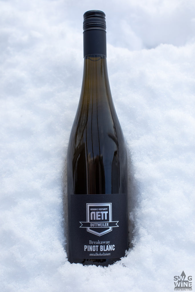 Alkoholfreier Weißwein Breakaway Pinot Blanc von Bergdolt-Reif und Nett aus der Pfalz - Flasche im Schnee