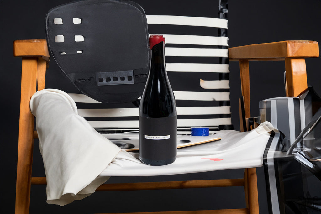 Spätburgunder Director's Cut von Weingut Kuhn in Freibug - Weinflasche auf einem Regiestuhl im Filmstudio