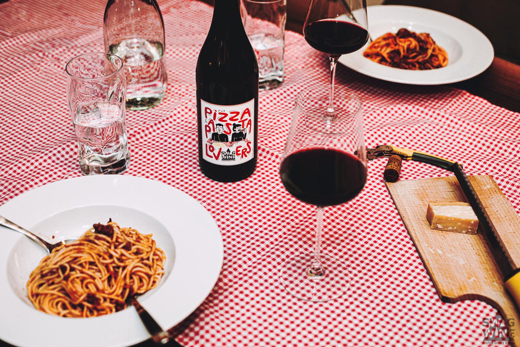 Pizza & Pasta Wein Swagwine Itlienischer Lifestyle - gedeckter Tisch mit Spaghetti Bolognese und Rotwein