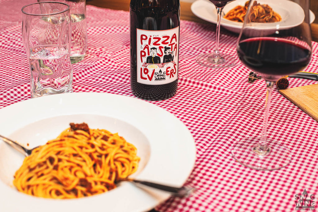 Piozza & Pasta Wein von Swagwine und Cascina del Monastero - Rotwein und italienisches Essen auf einem gedeckten Tisch