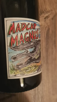 Riesling Naturwein Madcap Magnus vom Staffelter Hof an der Mosel - gezeichnetes Etikett mit Weinfass jagendem Wolf