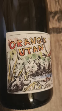 Orangewine und Naturwein Orange Utan vom Staffelter Hof in Kröv. Drehung zeigt gesamtes Etikett mit gezeichnetem Orang Utan an Liane