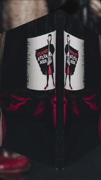 Transsylvaner Wein von Swagwine und Andreas Durst Silvaner mit Comic Vampir in Netzstrümpfen und Highheels als Etikett