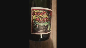 Riesling Petillant Naturel Rizzy Starmust vom Staffelter Hof an der Mosel - Etikett mit grünem Wolf und Sting Symbol