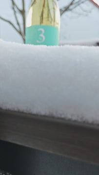 Sauvignon Blanc Perlage Légère von Oliver Zeter aus der Pfalz - Low alcohol Secco - Flasche wird im Schnee gezeigt