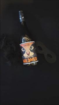 Rotwein Red Cat von Weingut Wildner - Etikett mit Katze oder mit 2 maskierten Frauen, die sich küssen