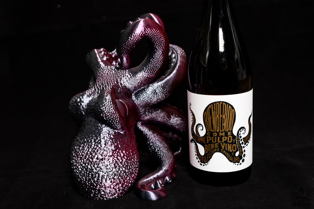 Bienbebido come Pulpo bebe vino - Albarino Weißwein aus Spanien neben einem 3D-Druck Oktopus bei Swagwine