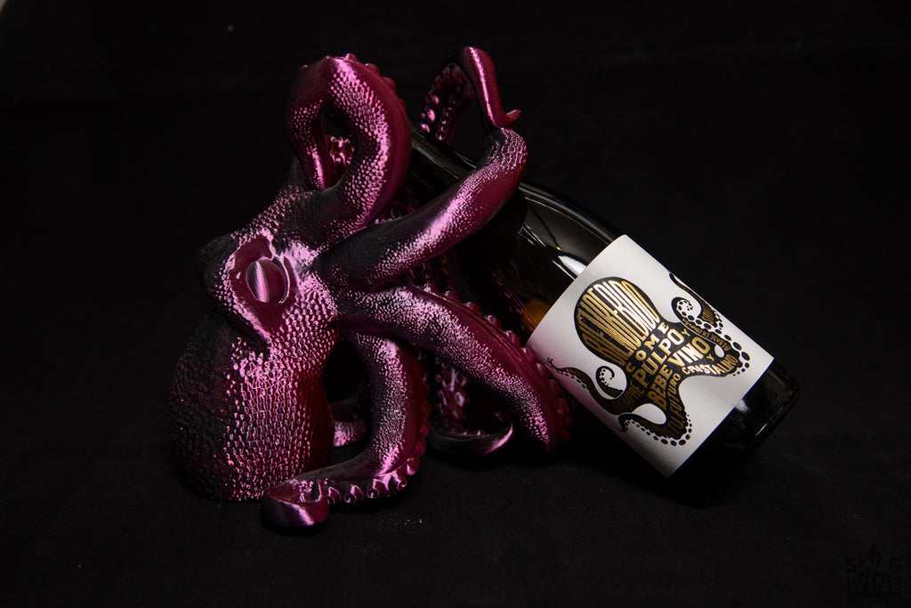 Pulpo Albarino fruchtig-frischer Weißwein aus Spanien in einem Flaschenhalter in Oktopus Form