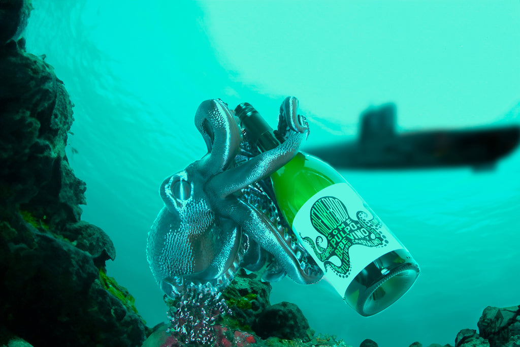 Pulpo Albarino Weißwein aus Spanien von Vintea Oktopus hält Weinflasche unter Wasser mit U-Boot im Hintergund