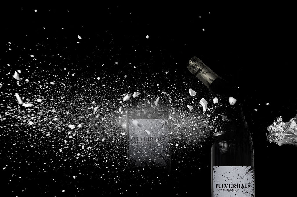 Pulverhaus Rotwein von Weingut Schwedhelm im Zellertal - Flasche wird zerschossen und splittert