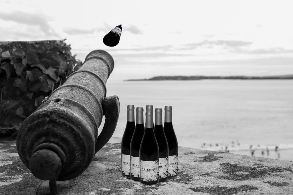 Pulverhaus Rotwein von Weingut Schwedhelm Flaschen als Kugeln für eine alte Kanone in schwarz-weiß