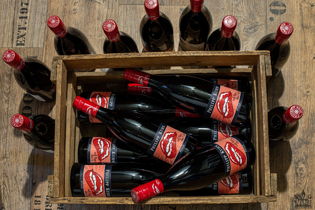 Red Lips don'T lie Rotwein von Philipp Kuhn - Pfalz - Weinflaschen mit Etikett mit roten Lippen in einer Holzkiste