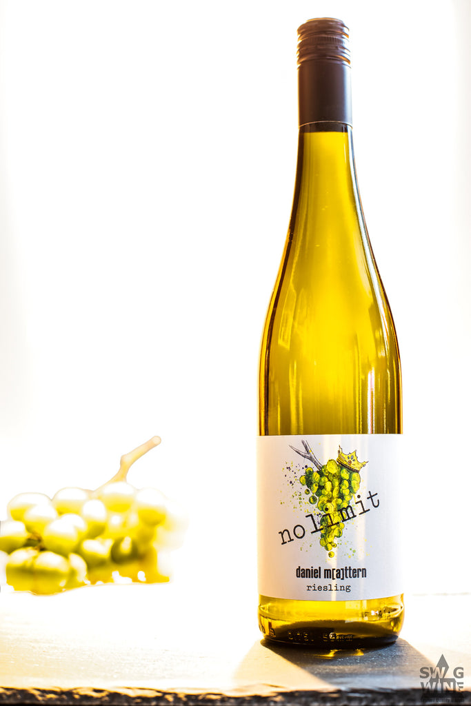 Riesling no Limit alkoholfrei von Daniel Mattern Rheinhessen Flasche hell beleuchtet vor Trauben