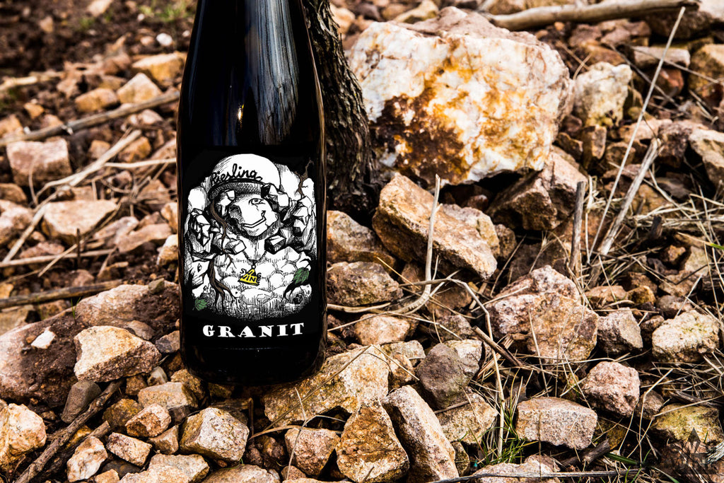Riesling Granit Weingut Meier Pfalz Weinflasche mit Golem auf dem Etikett vor Granitsteinen im Weinberg