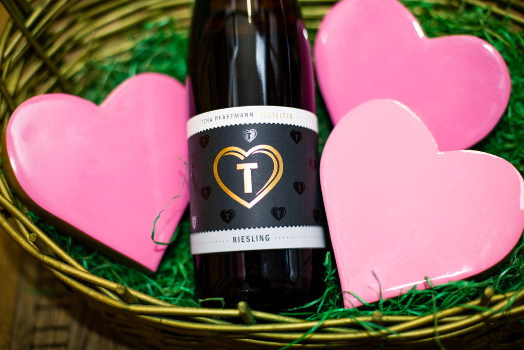 Riesling Herzglück von Tina Pfaffmann aus der Pfalz - Flasche in einem Korb mit rosa Herzen