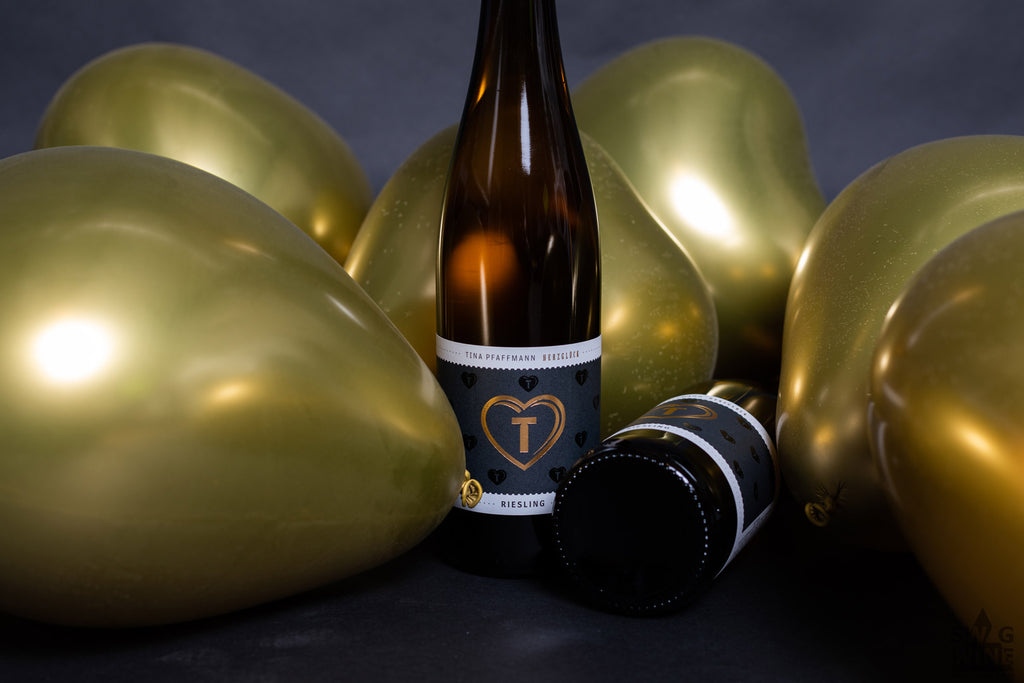 Riesling Herzglück von Tina Pfaffmann -Pfalz - Weinflaschen zwischen goldenen Herz Luftballons
