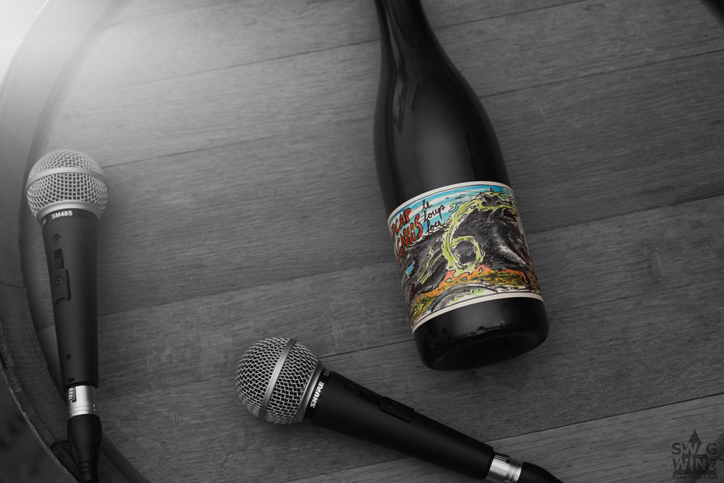 Riesling Naturwein und ORangewine Madcap Magnus vom Staffelter Hof an der Mosel - Weinflasche auf Weinfass mit zwei Mikros