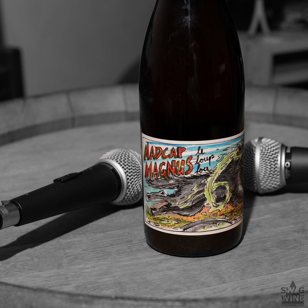 Riesling Naturwein und Orangewine Madcap Magnus vom Staffelter Hof an der Mosel - Flasche auf Weinfass mit zwei Mikrophonen