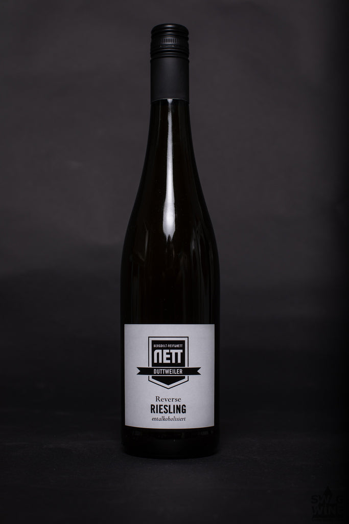 Riesling Reverse - entalkoholisierter Wein von Bergdolt-Reif und Nett aus der Pfalz - elegante Flasche