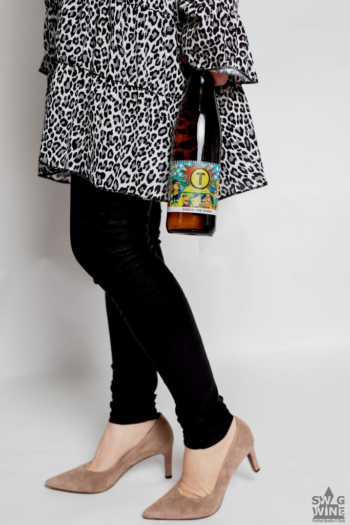 Riesling Schick und Schön von Tina Pfaffmann aus der Pfalz - modische Frau hält Flasche in der Hand - Lifestyle