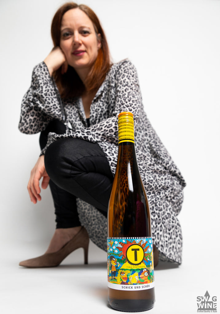 Riesling Schick und Schön von Tina Pfaffmann aus der Pfalz - moderne Flasche mit modischer Frau