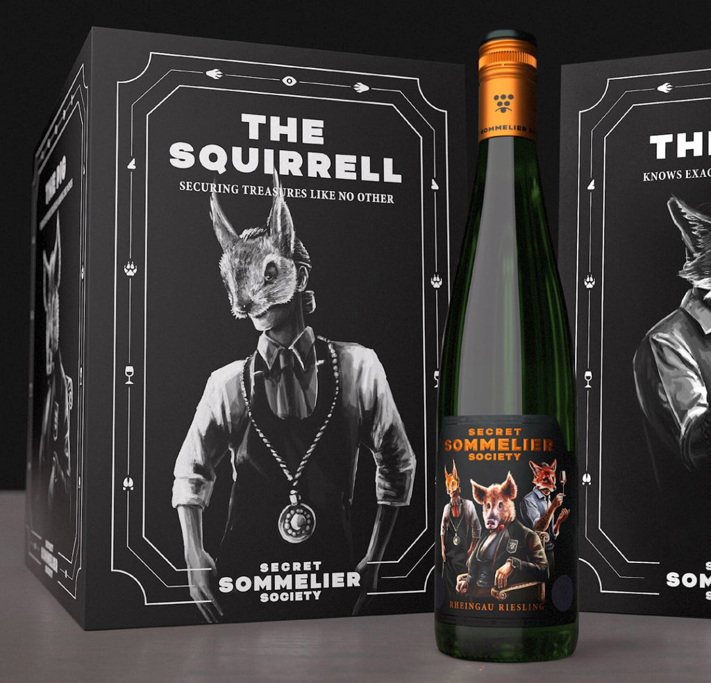 Riesling Secret Sommelier Society aus dem Rheingau - Flasche vor Weinkarton mit gezeichnetem Sommelier und Eichhörnchen Maske
