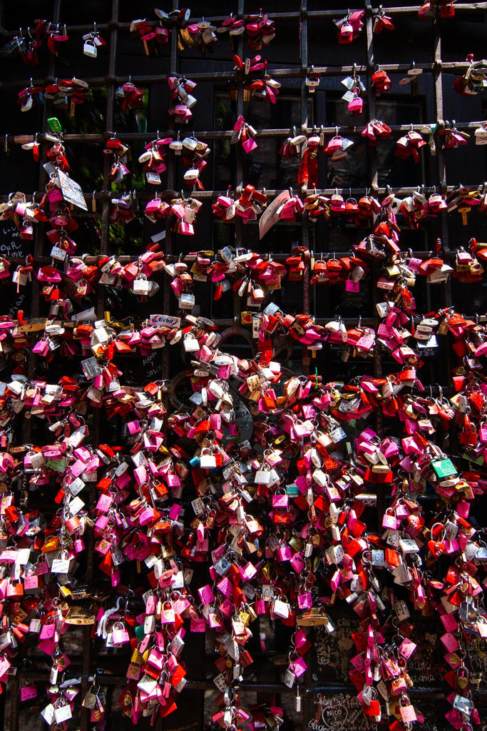 Vorhängeschlösser an Gitter in Verona von verliebten Paaren Romeo und Julia
