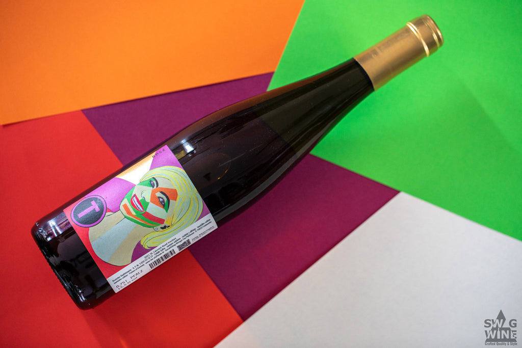 Rosé Barrique von Tina Pfaffmann aus der Pfalz - Weinflasche mit buntem Frauengesicht auf buntem Untergrund