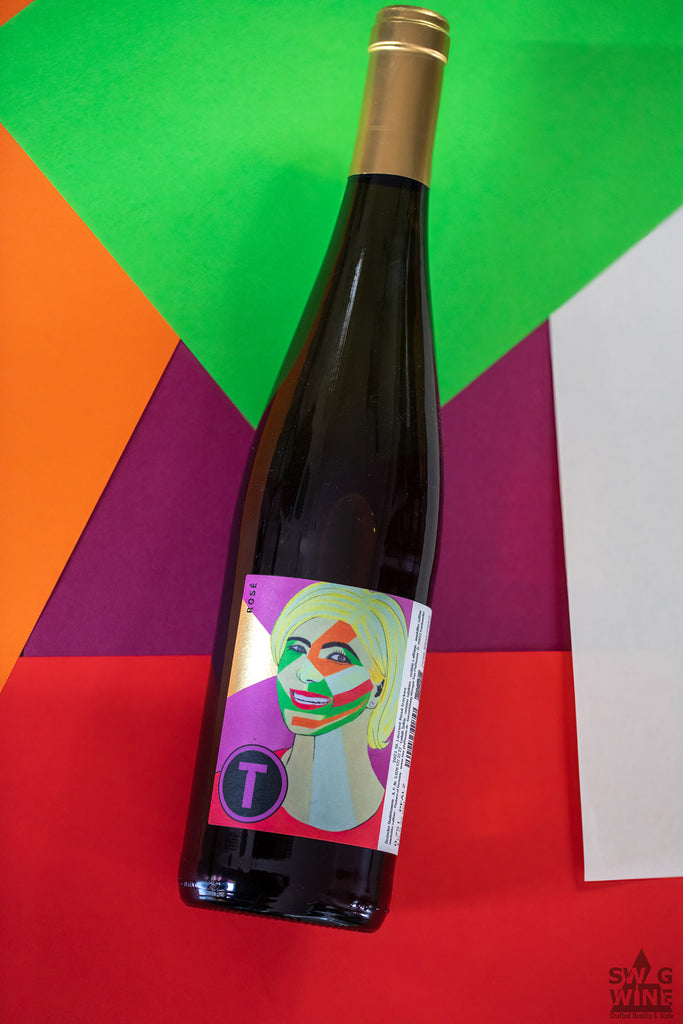 Rosé Barrique von Tina Pfaffmann - Pfalz - Weinflasche mit Winzerin vor buntem Hintergrund