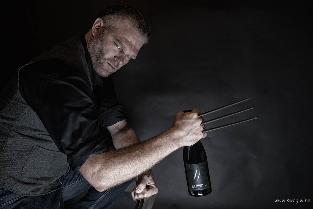 Rotwein Edition von Berdoldt-Reif & Nett aus der Pfalz - Mann mit Wolverine Krallen und Weinflasche in der Hand