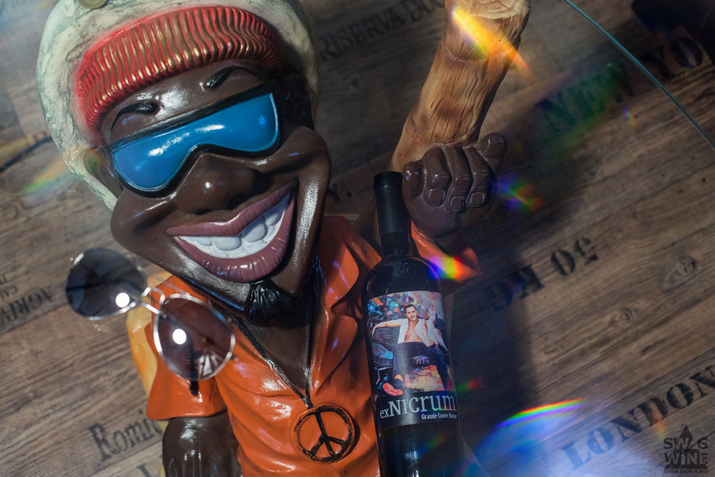 Rotwein Grande Cuvée Rouge von ex Nicrum Weinmanufaktur - Flasche mit Statue eines Rasta Man mit Peace Zeichen