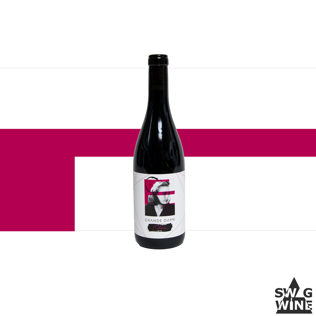 Rotwein Crande Dame Claire von Kuhn Weine aus Freiburg - Flasche vor einem Muster