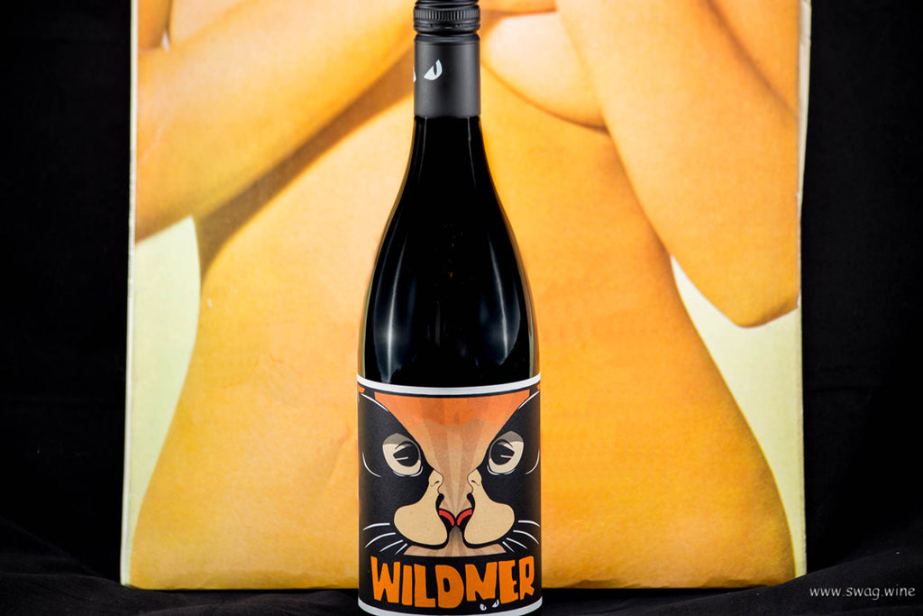 Rotwein Red Cat von Weingut Wildner - Flasche vor Frauenkörper