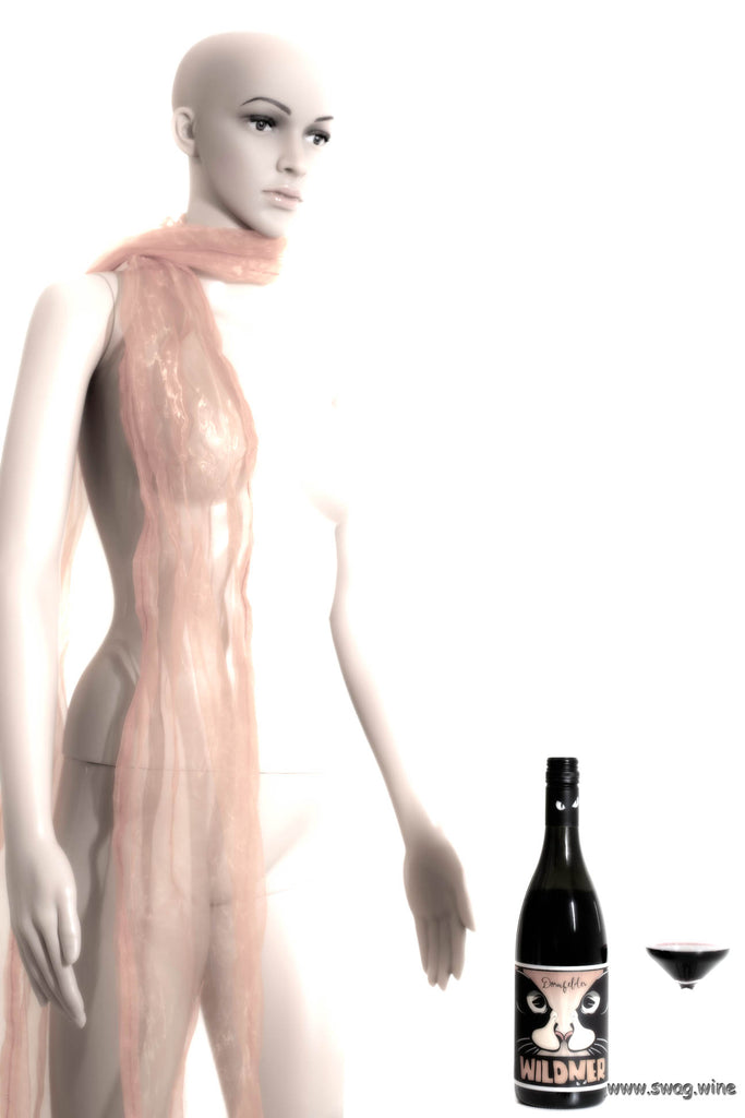 Rotwein Red Cat von Weingut Wildner aus Rheinhessen - Flasche neben Schaufensterpuppe mit eingeschenktem Glas