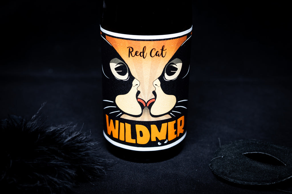 Rotwein Red Cat von Weingut Wildner - Katze oder küssende Frauen mit Masken