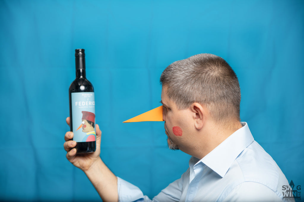 Sangiovese Superiore Federico von Pandolfa aus der Emilia Romagna - Markus von Swagwine mit Pappnase schaut sich die Flasche an