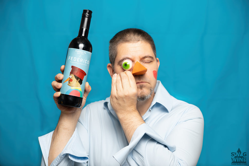 Sangiovese Superiore di Romagna von La Pandolfa Markus von Swagwine mit Pappnase und Glotzauge zeigt Weinflasche