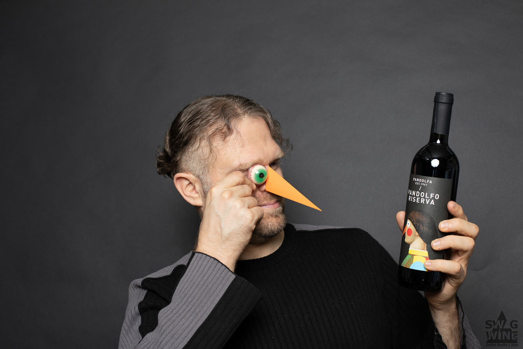 Sangiovese die Romagna DOC Riserva von La Pandolfa - Sven von Swagwine mit Glotzauge und Pappnase schaut Weinflasche an